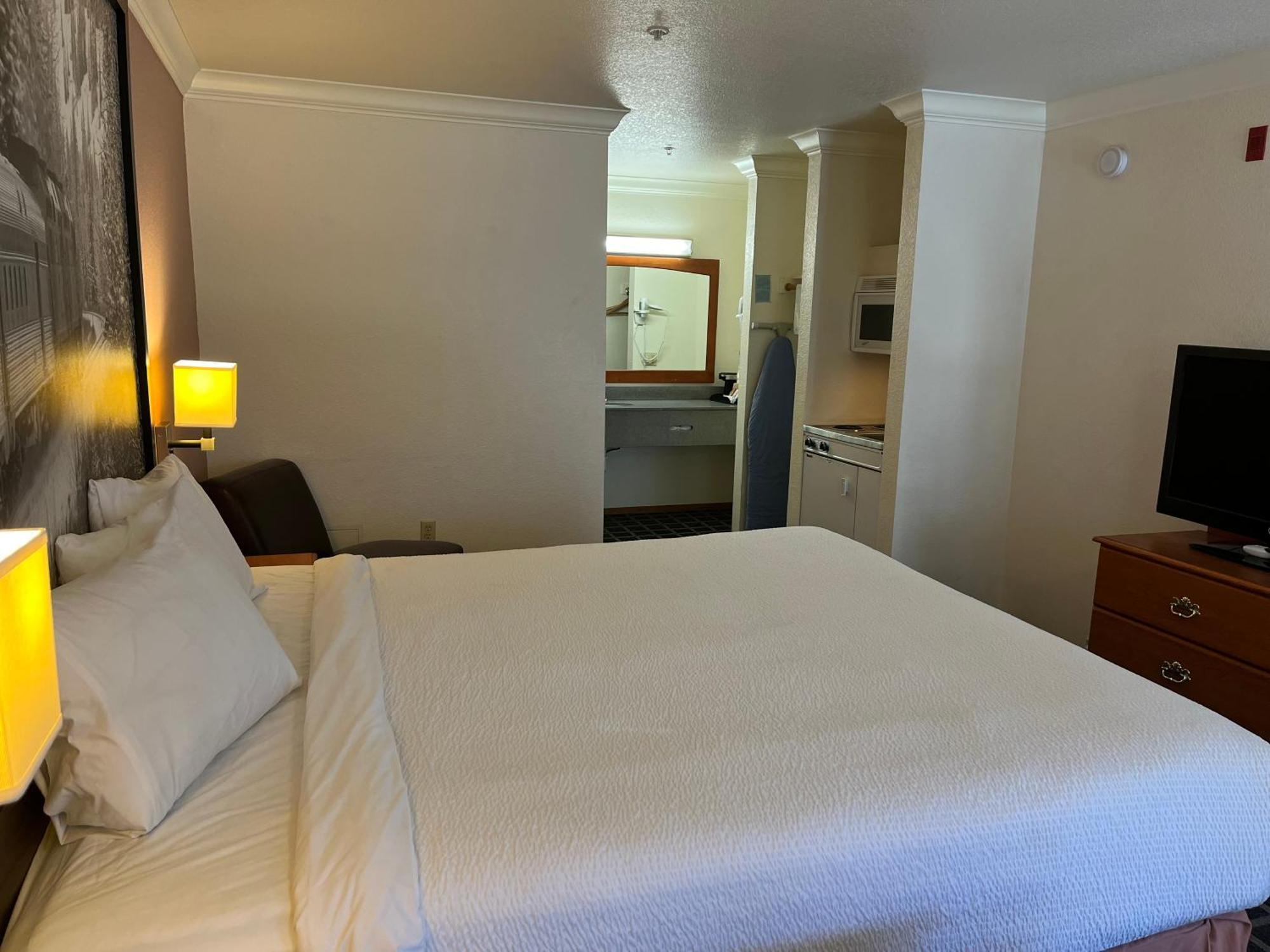 Creekside Inn & Suites Willits Ngoại thất bức ảnh