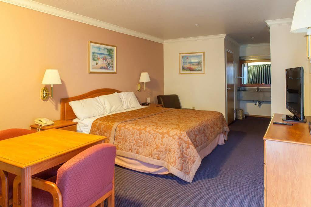 Creekside Inn & Suites Willits Ngoại thất bức ảnh